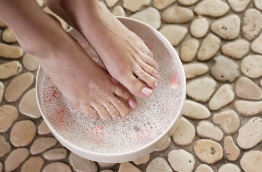 foot bath with hydrogen peroxide against fungi